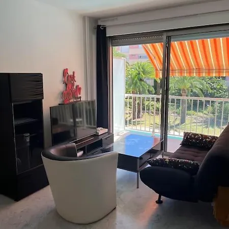 Petit Deux Pieces Avec Piscine *